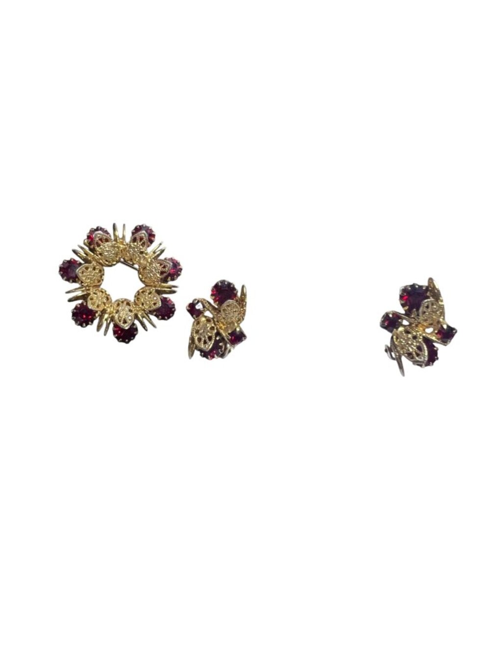 Gold Tone And Red Rhinestone Wreath Brooch With Matching Clip On Earrings (6424) - Picture 2 of 11